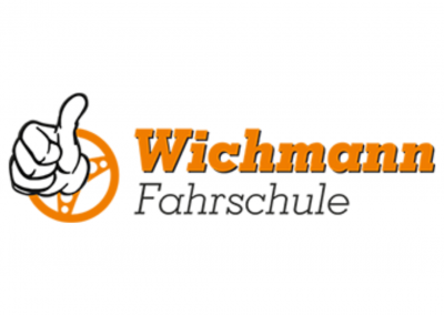 Das Logo der Fahrschule Wichmann aus Delmenhorst, für die Media-Nord.com die Webseite, das Social Media und die Imagefilme erstellt hat. Das Logo zeigt einen stilisierten Daumen, der nach rechts weist und den Namen "Fahrschule Wichmann" in fetter Schrift darstellt. Das Logo ist in den Farben Blau und Weiß gehalten.