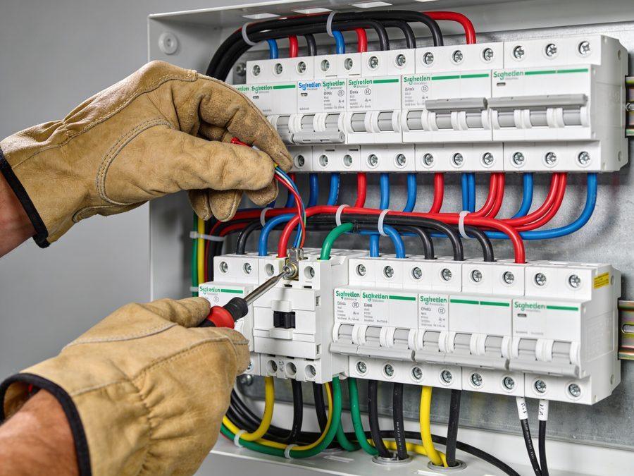 Saubere moderne Elektroinstallation im Verteilerschrank – Elektro Sanitär Büssing Cloppenburg