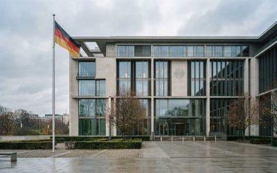 Wer kontrolliert KI in Deutschland? Der Streit um die Aufsicht — und was er für Betriebe bedeutet