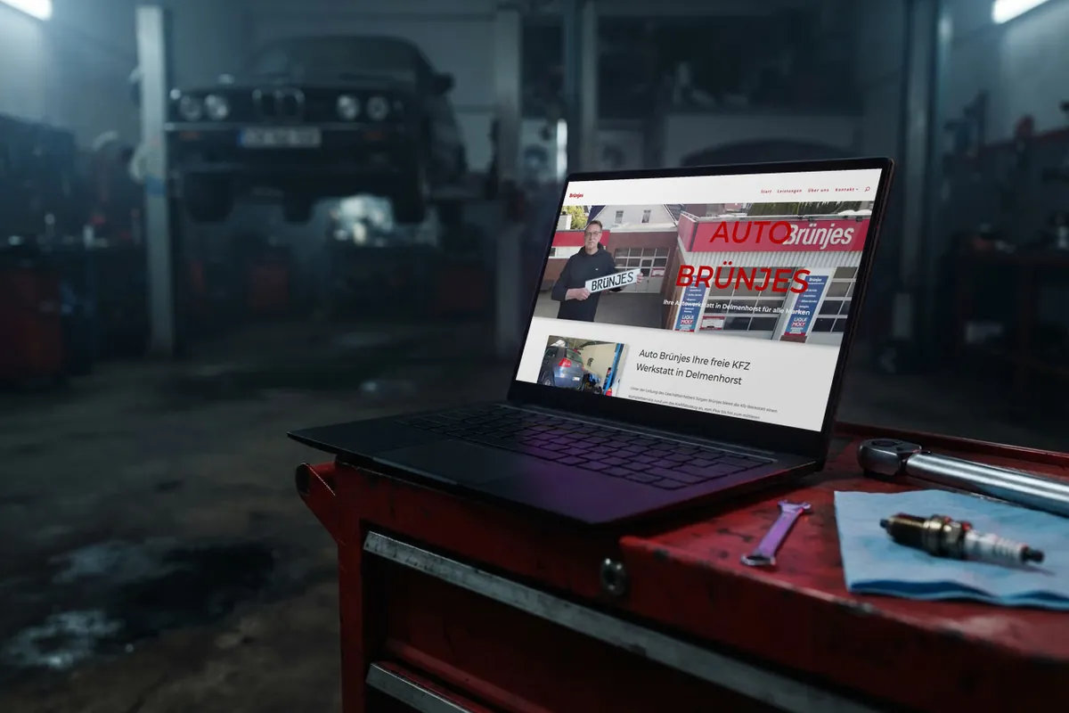 Webseite für freie Kfz-Werkstätten: laptop mit der Website von Auto Brünjes, Kfz-Werkstatt in Delmenhorst.