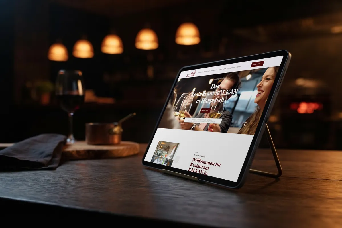 Webseite für Restaurants: tablet mit der Website von Balkan Restaurant, Restaurant in Harpstedt.