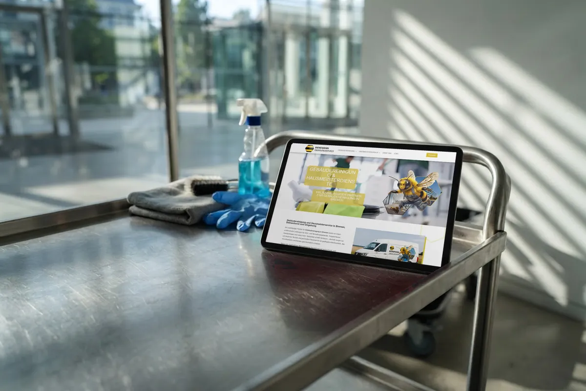 Webseite für Gebäudereiniger: tablet mit der Website von Bienemann Gebäudeservice, Gebäudereinigung in Bremen.
