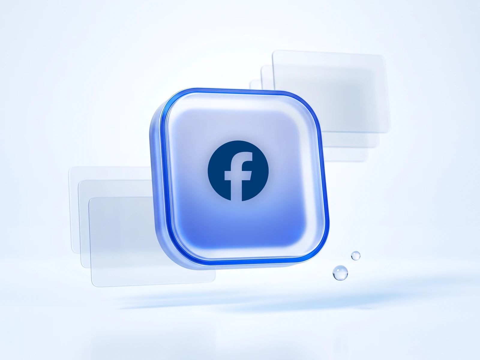 Gläserne Plakette mit dem Zeichen von Facebook, dahinter gestapelte leere Karten: Facebook-Beiträge automatisch erstellen.