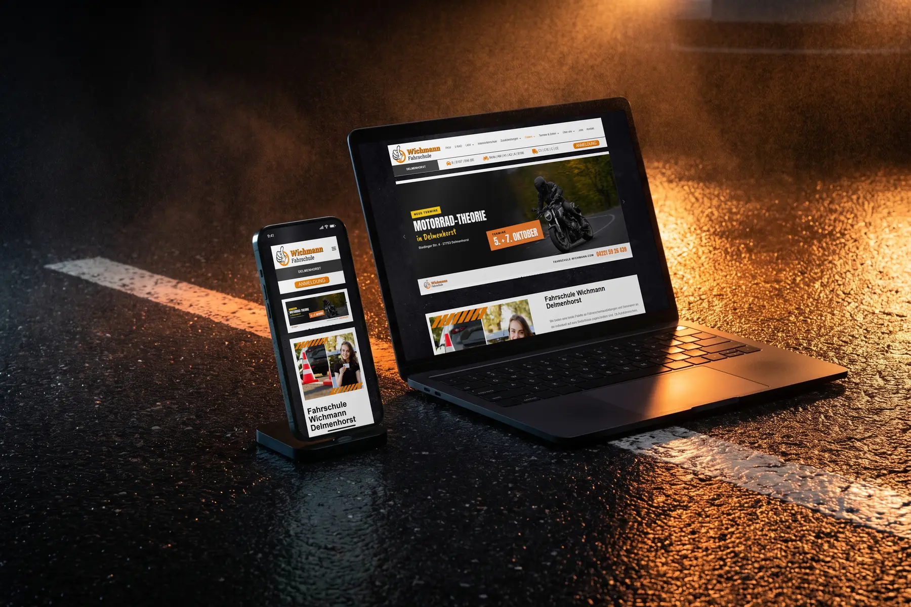 Laptop und Handy auf nassem Asphalt zeigen die Website einer Fahrschule: Fahrschul-Website als Referenz.