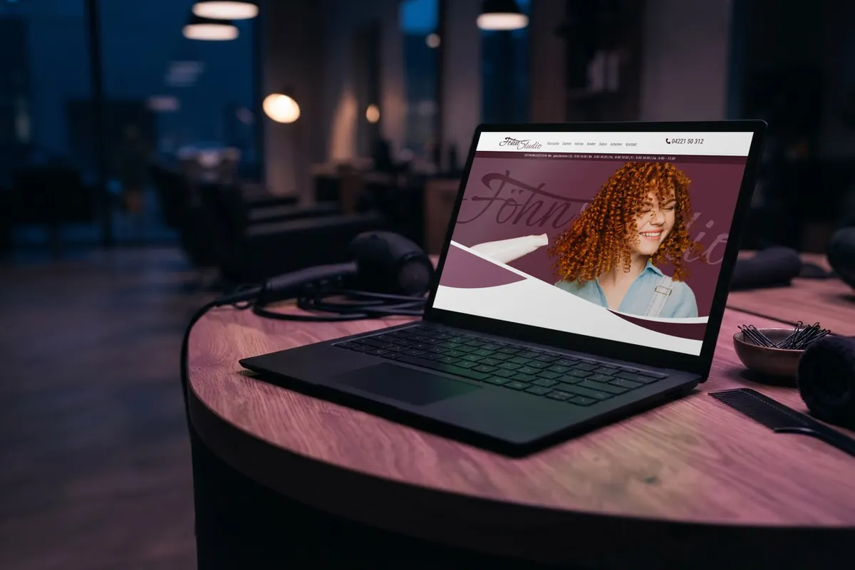 Webseite für Haarstudios: laptop mit der Website von Föhn-Studio, Friseursalon in Delmenhorst.