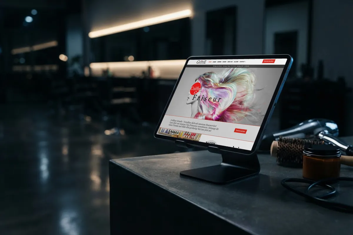 Webseite für Friseure: tablet mit der Website von Friseur Grande, Friseursalon in Bremen-Nord.