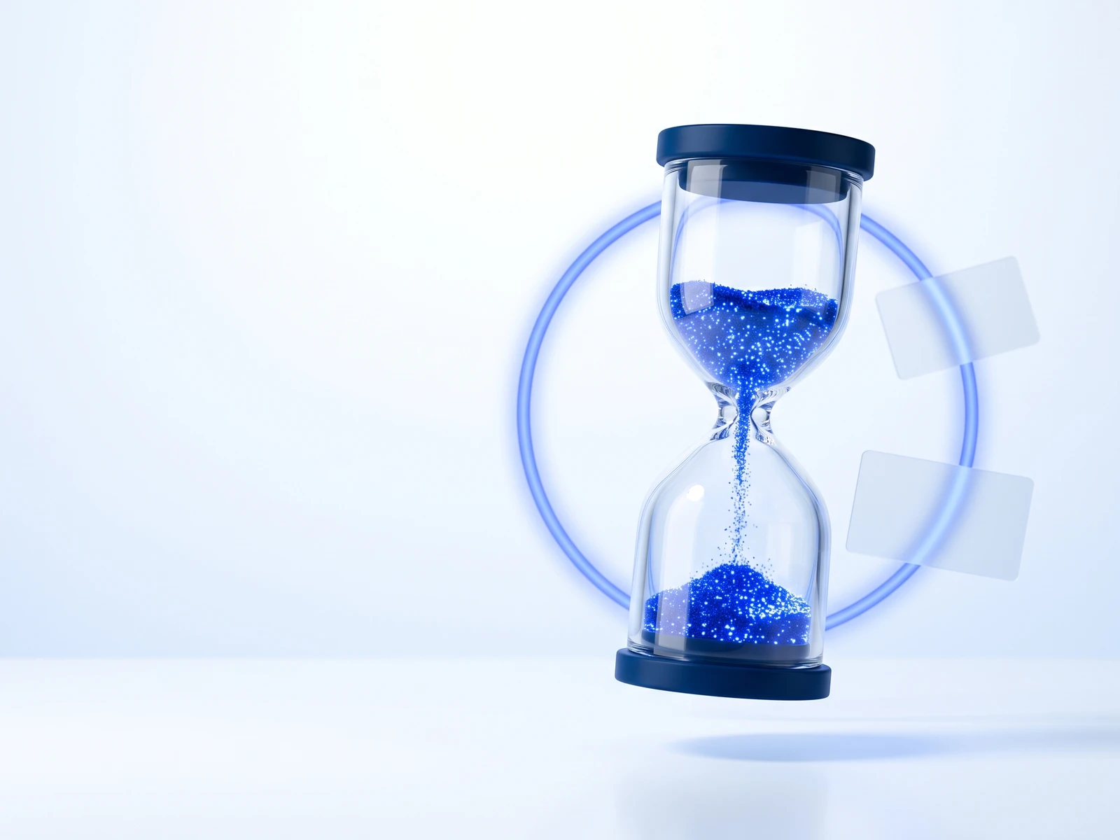 Gläserne Sanduhr mit blauem Lichtstrom und einem ruhigen Erinnerungsring: Fristen überwachen, ohne daran zu denken.