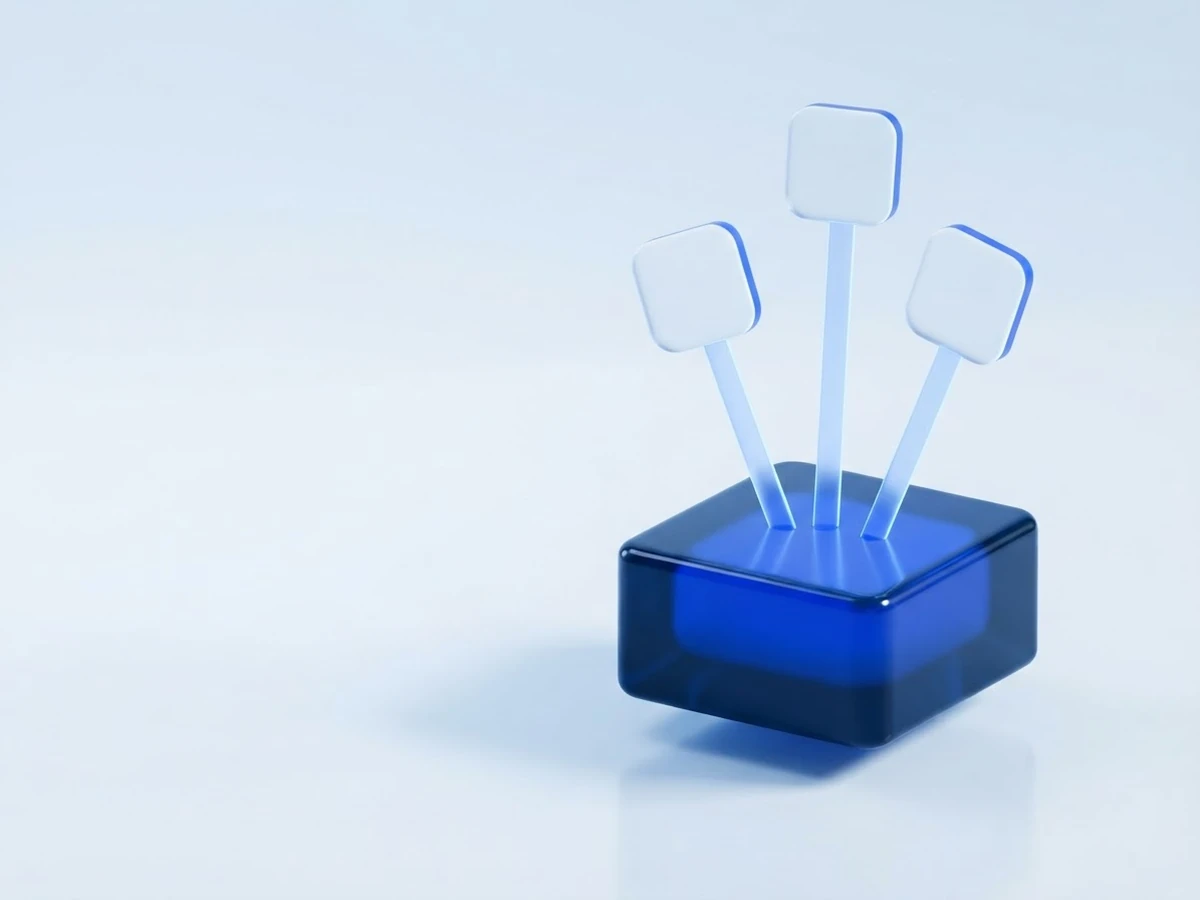 Ein dunkler Glasblock, aus dem drei gleiche Karten aufsteigen: häufige Fragen sind einmal sauber hinterlegt.