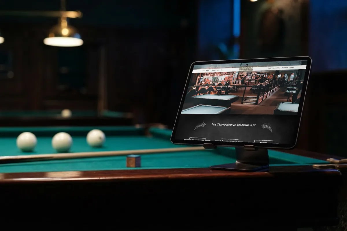 Webseite für Billardcafés: tablet mit der Website von Hardball Cafe, Sportsbar in Delmenhorst.