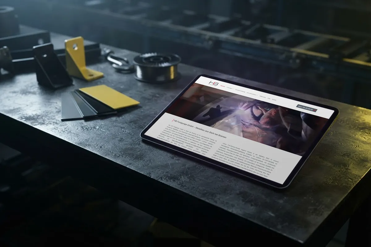 Webseite für den Metallbau: tablet mit der Website von HB Fertigungs GmbH, Metallbau in Stuhr.