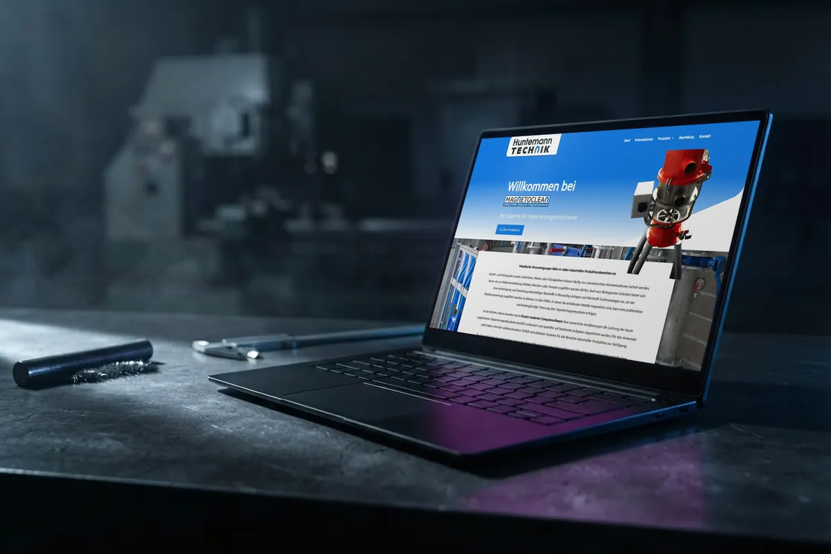 Webseite für Industrietechnik: laptop mit der Website von Huntemann Technik, Industrietechnik in Delmenhorst.