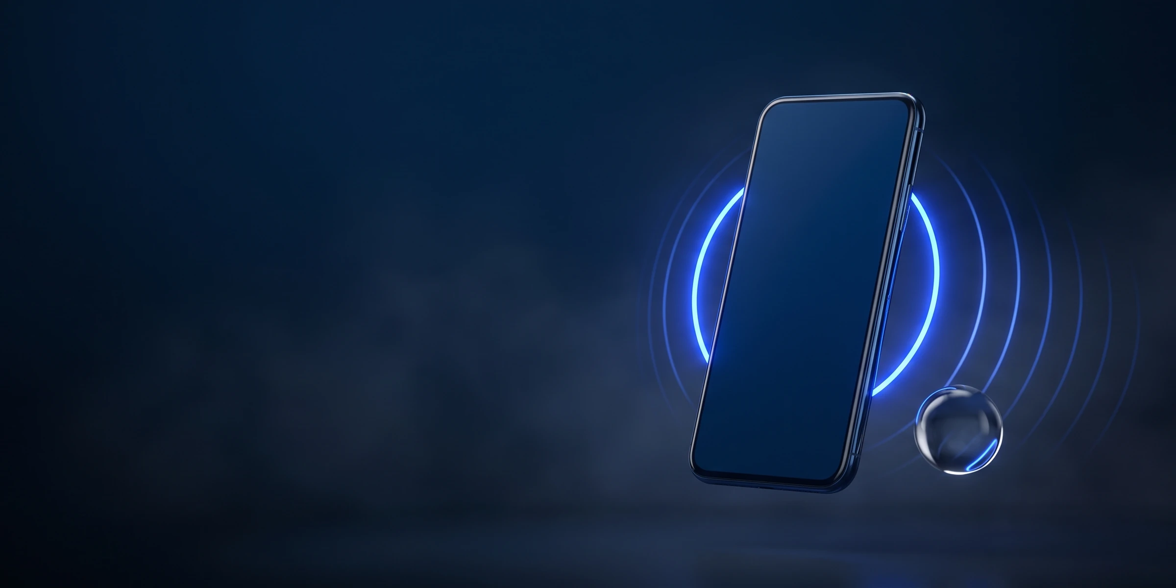 Großes gläsernes Smartphone mit leuchtendem Anrufring und Schallwellen: ein KI-Telefonassistent nimmt den Anruf an.