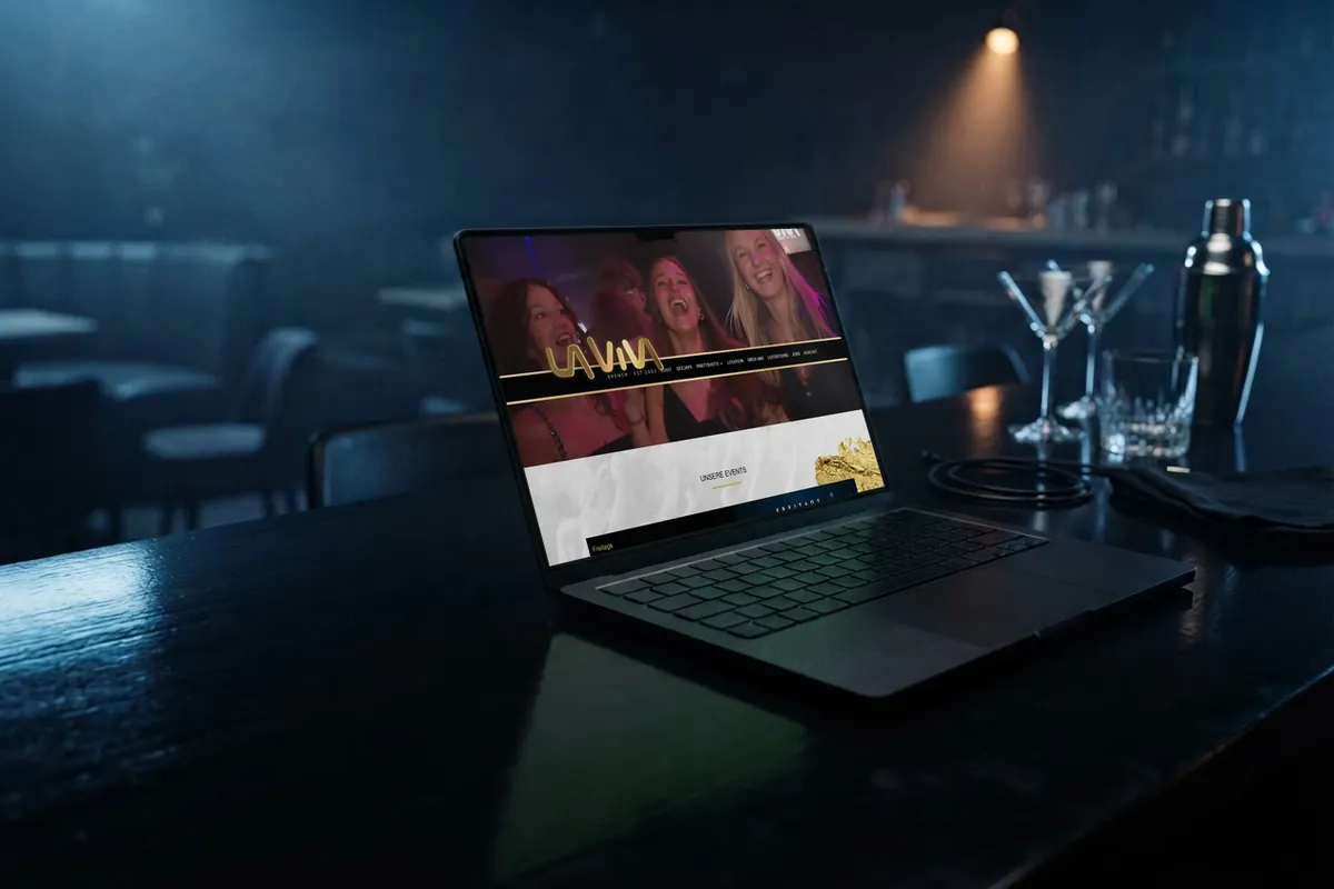 Webseite für Diskotheken: laptop mit der Website von LA VIVA, Diskothek in Bremen, als Webdesign-Referenz im Studiobild.