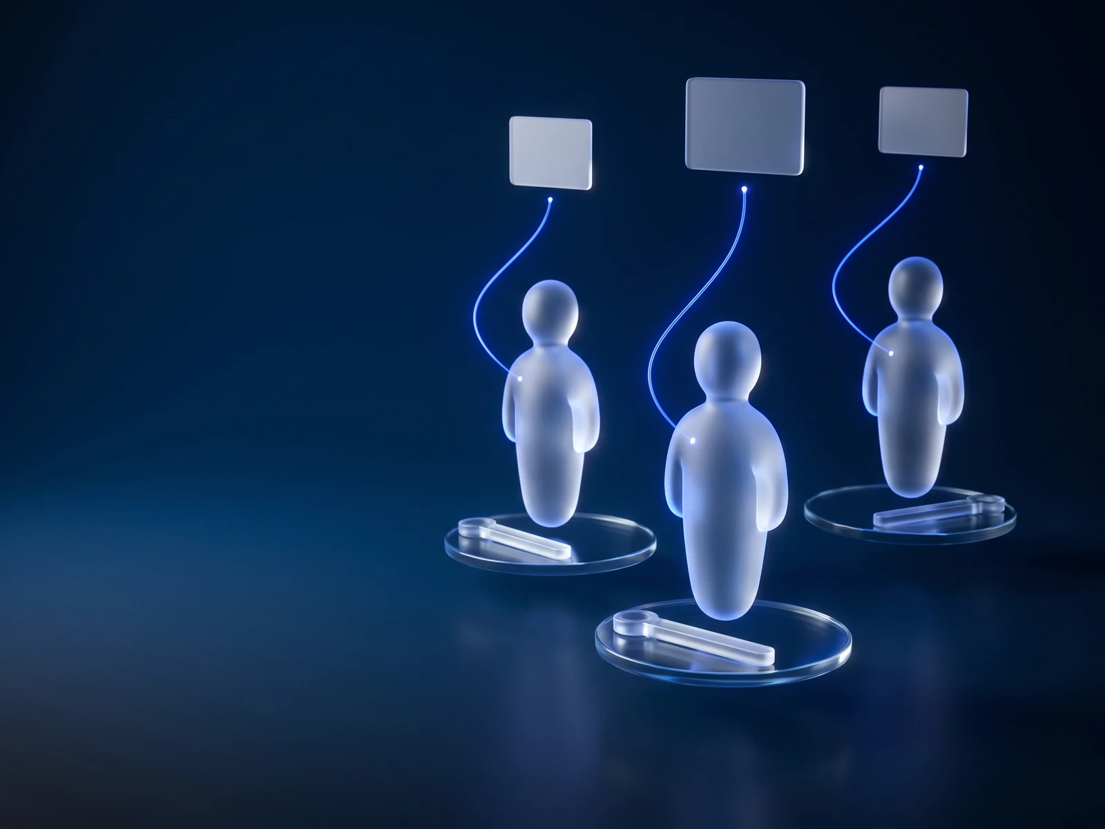 Abstrakte Glasfiguren stehen auf eigenen Scheiben, über jeder schwebt eine leere Karte an einer Lichtspur.