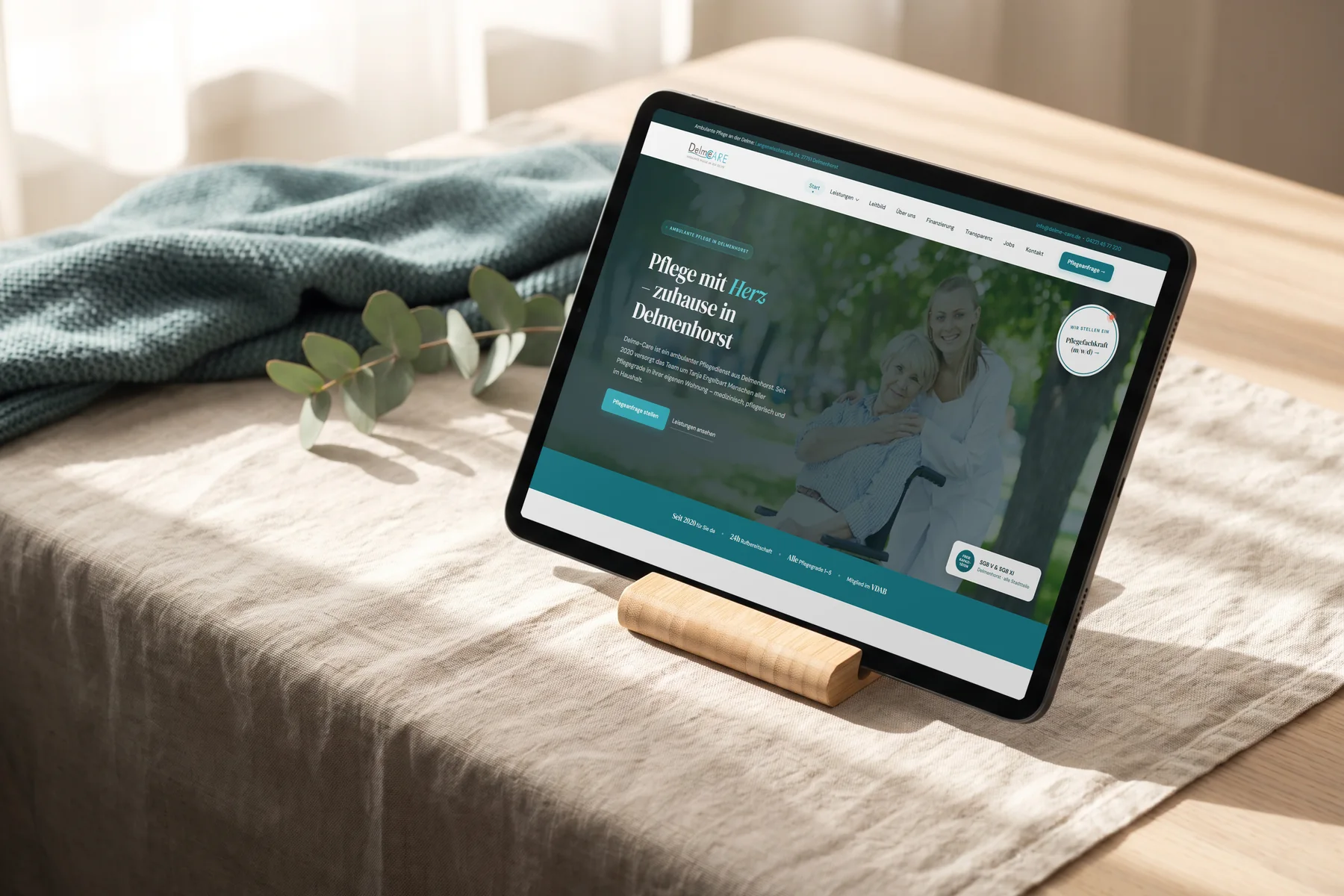 Tablet in warmem Fensterlicht zeigt die Website eines ambulanten Pflegedienstes: Pflegedienst-Website als Referenz.