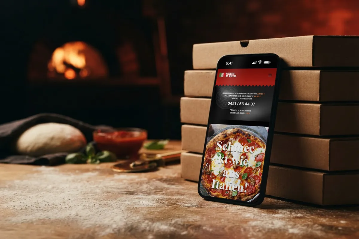Webseite für Pizzerien: handy mit der Website von Al Mulino Pizza, Pizzeria in Stuhr, als Webdesign-Referenz im Studiobild.