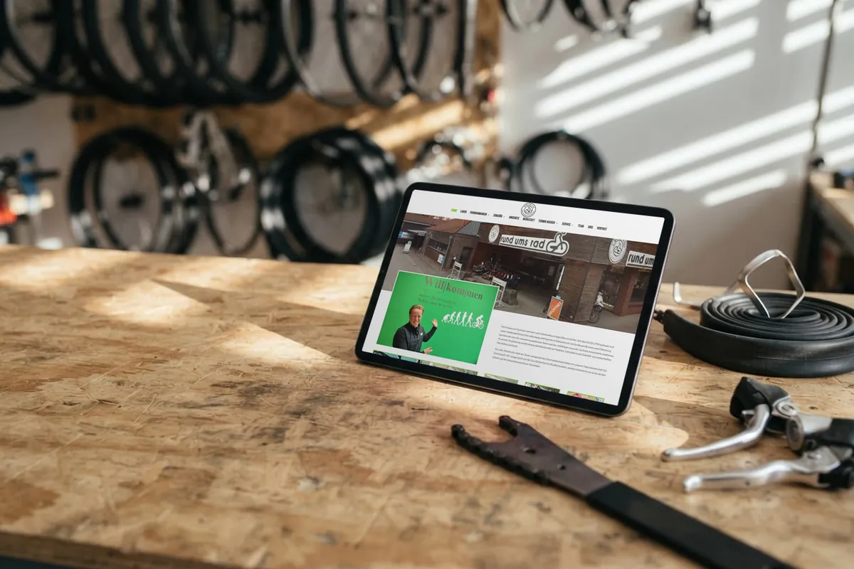 Webdesign-Referenz Fahrradladen: Rund ums Rad, Delmenhorst Webseite für Fahrradläden: tablet mit der Website von Rund ums Rad, Fahrradladen in Delmenhorst.