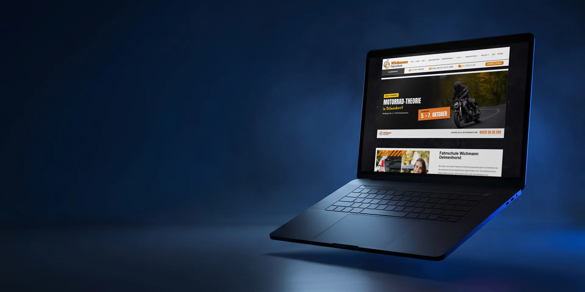 Laptop mit einer fertig gebauten Kundenwebsite vor nachtblauem Grund: Webdesign Bremen von Media-Nord.com.