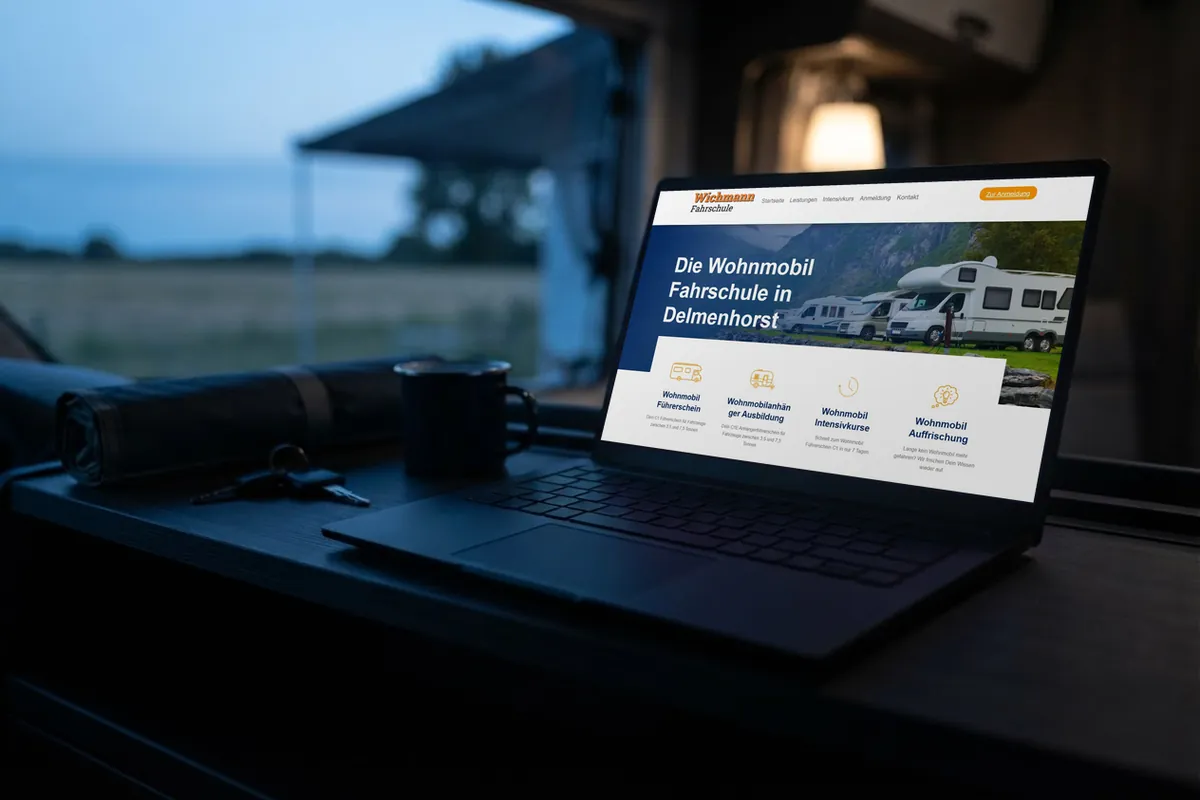 Webseite für Wohnmobil-Fahrschulen: laptop mit der Website von Wohnmobil-Fahrschule, Wohnmobil-Fahrschule in Delmenhorst.