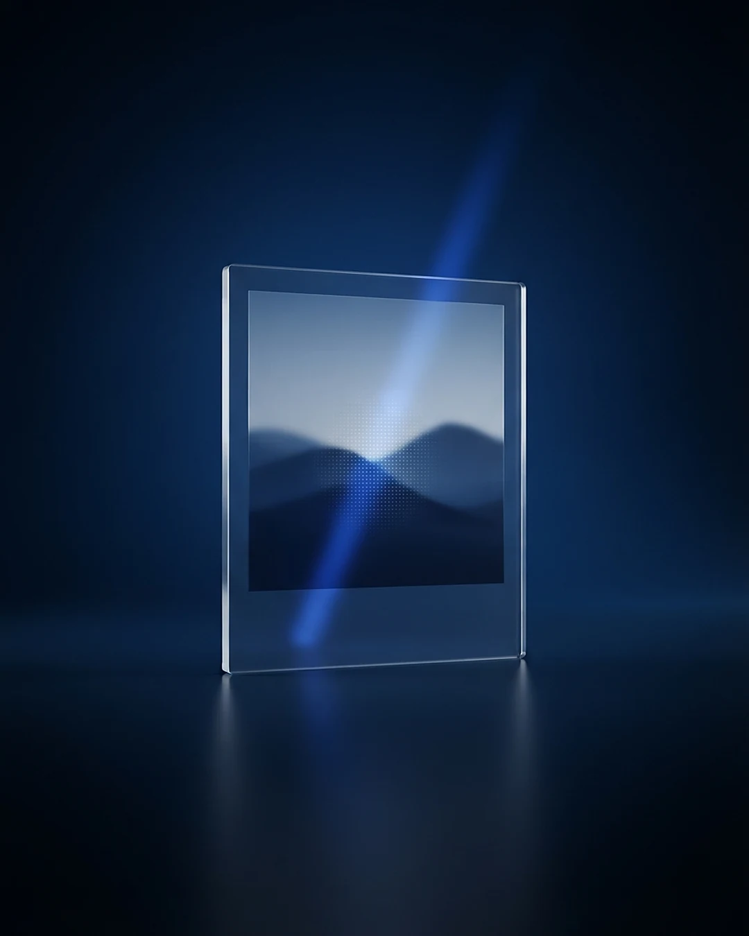 KI-News KW 42: SynthID prüft KI-Bilder KI-News KW 42: gläsernes Foto im Gegenlicht, ein blauer Strahl macht ein verborgenes Punktmuster sichtbar.