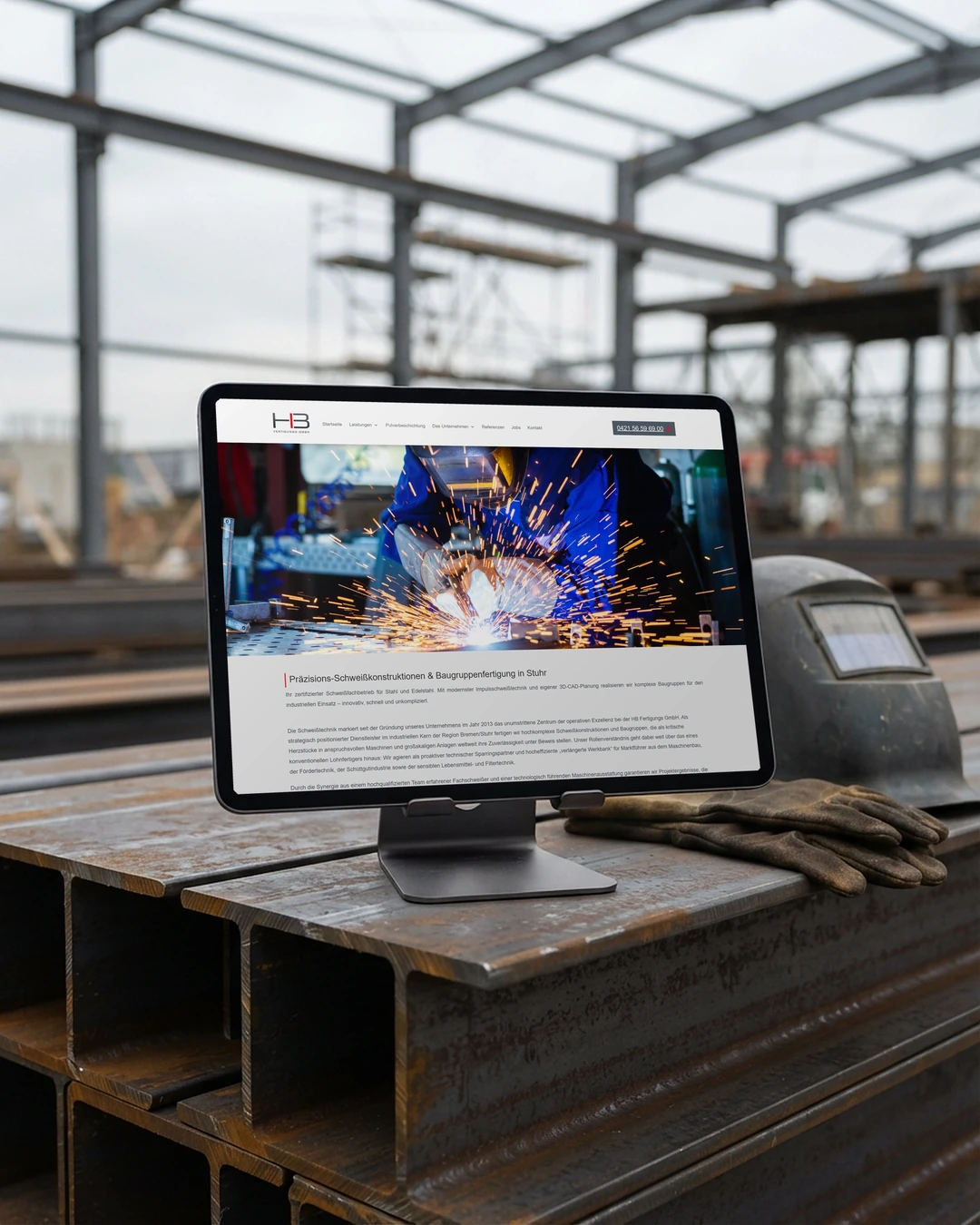 Homepage Bauunternehmen: Leistungen einzeln benannt Seite Schweißkonstruktionen von HB Fertigung auf dem Tablet am Stahlbau: Homepage für Bauunternehmen mit Leistungen