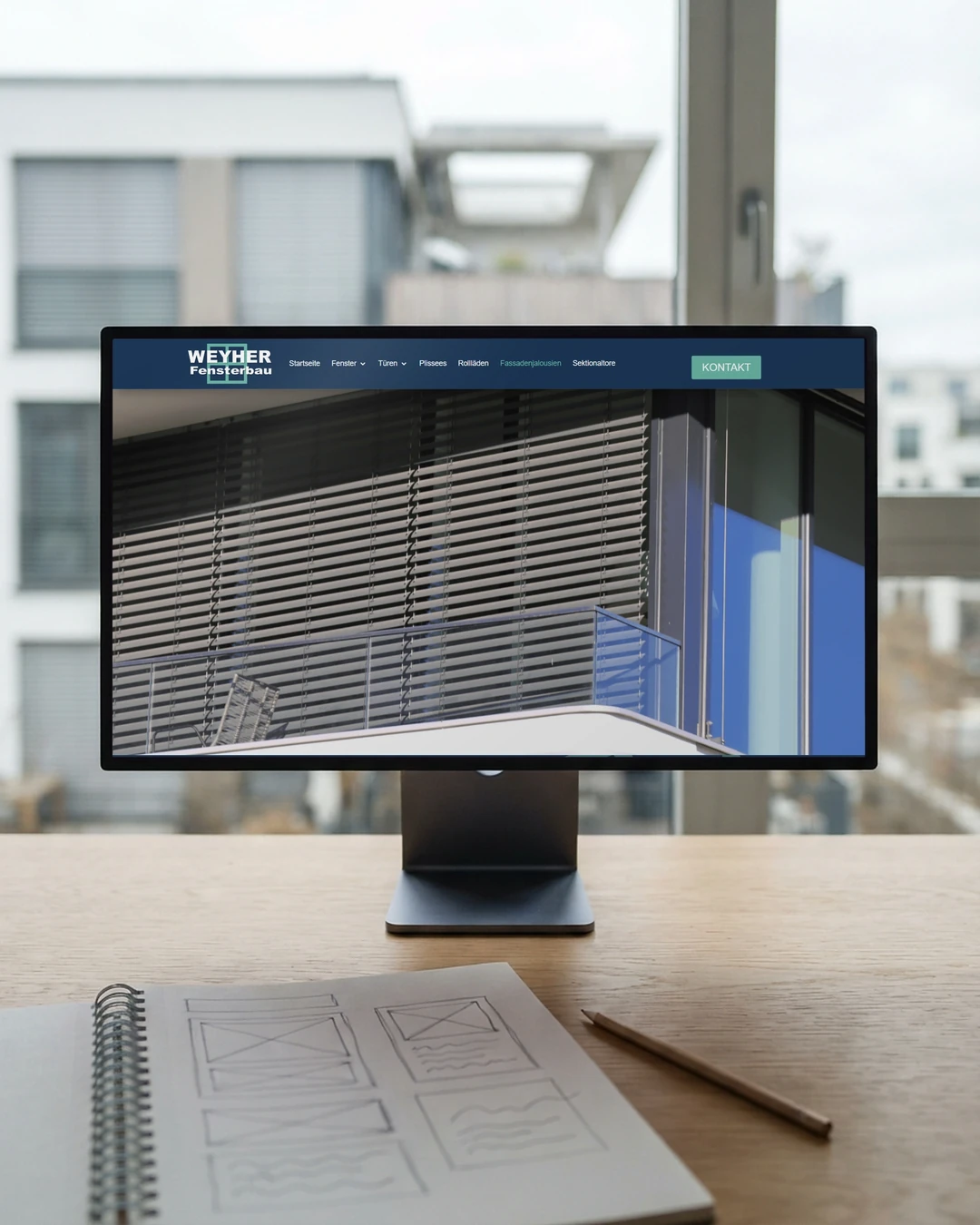 Webseite für Baufirmen: Entwurf am Monitor Seite Fassadenjalousien von Weyher Fensterbau als Entwurf am Monitor im Baubüro: Webseite für Baufirmen entsteht
