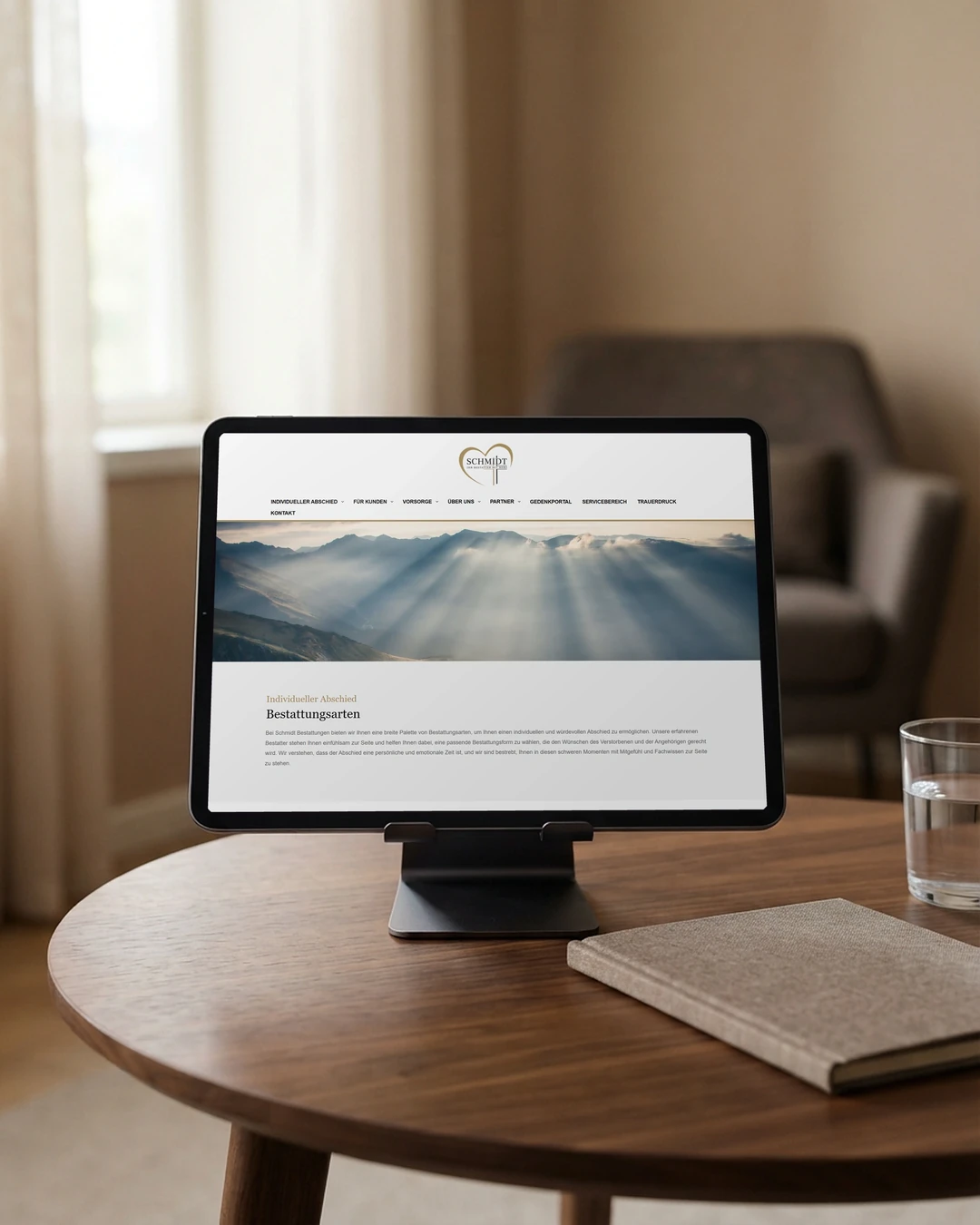 Seite zu den Bestattungsarten von Schmidt Bestattungen auf dem Tablet im Beratungsraum: Website für Bestatter