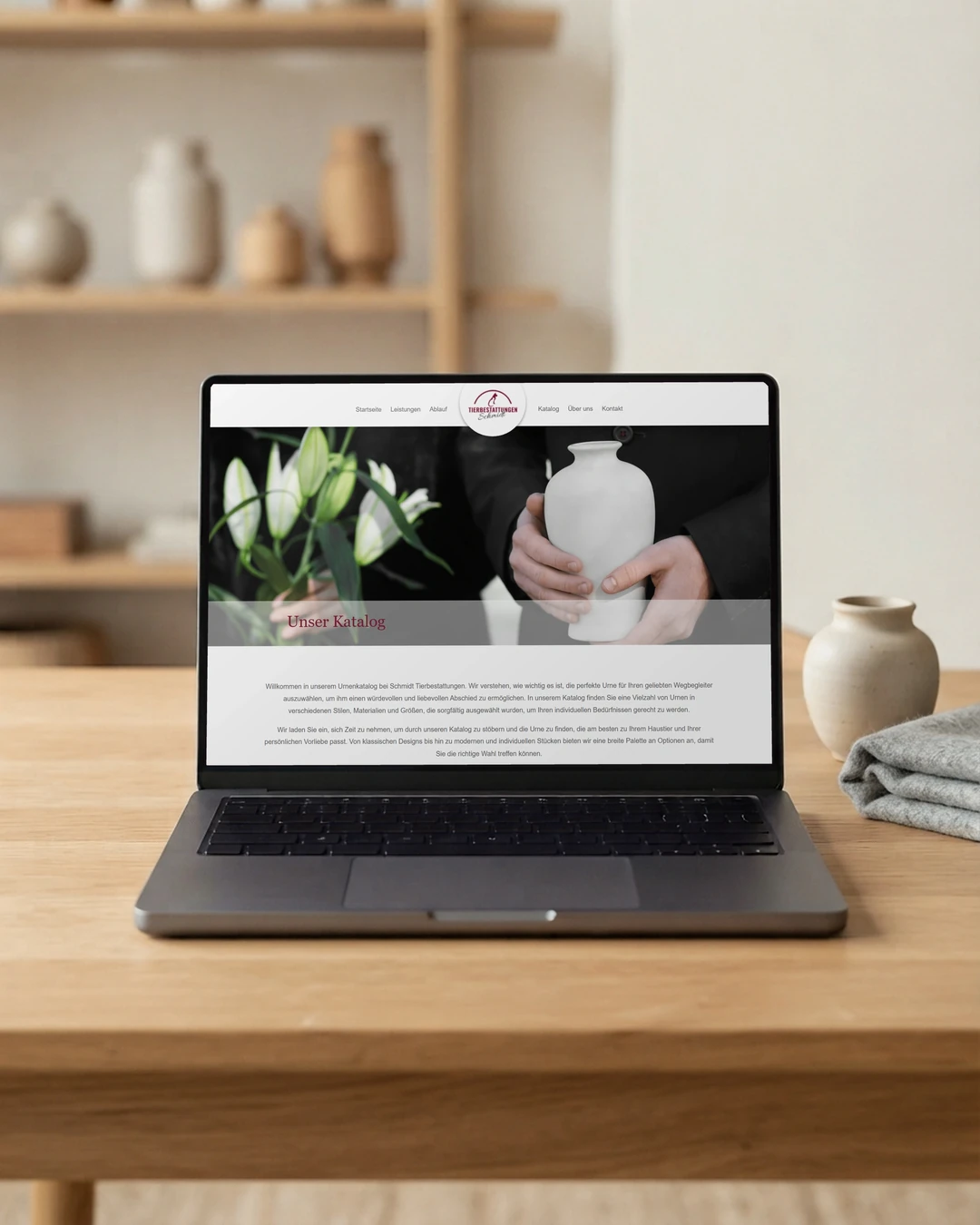 Urnenkatalog von Tierbestattungen Schmidt auf dem Laptop im Ausstellungsraum: professionelle Website-Erstellung für Bestatter