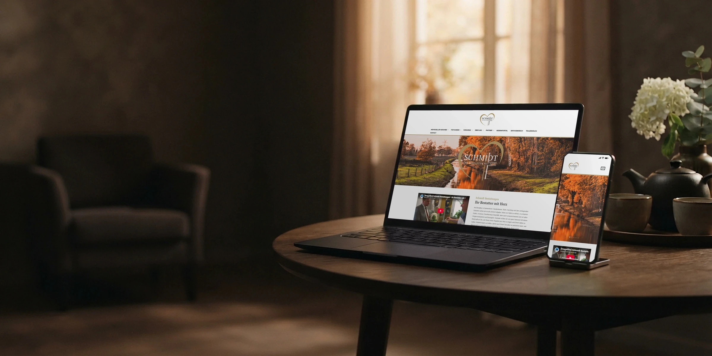 Webseite von Schmidt Bestattungen auf Laptop und Handy im ruhigen Beratungsraum: Webdesign für Bestatter