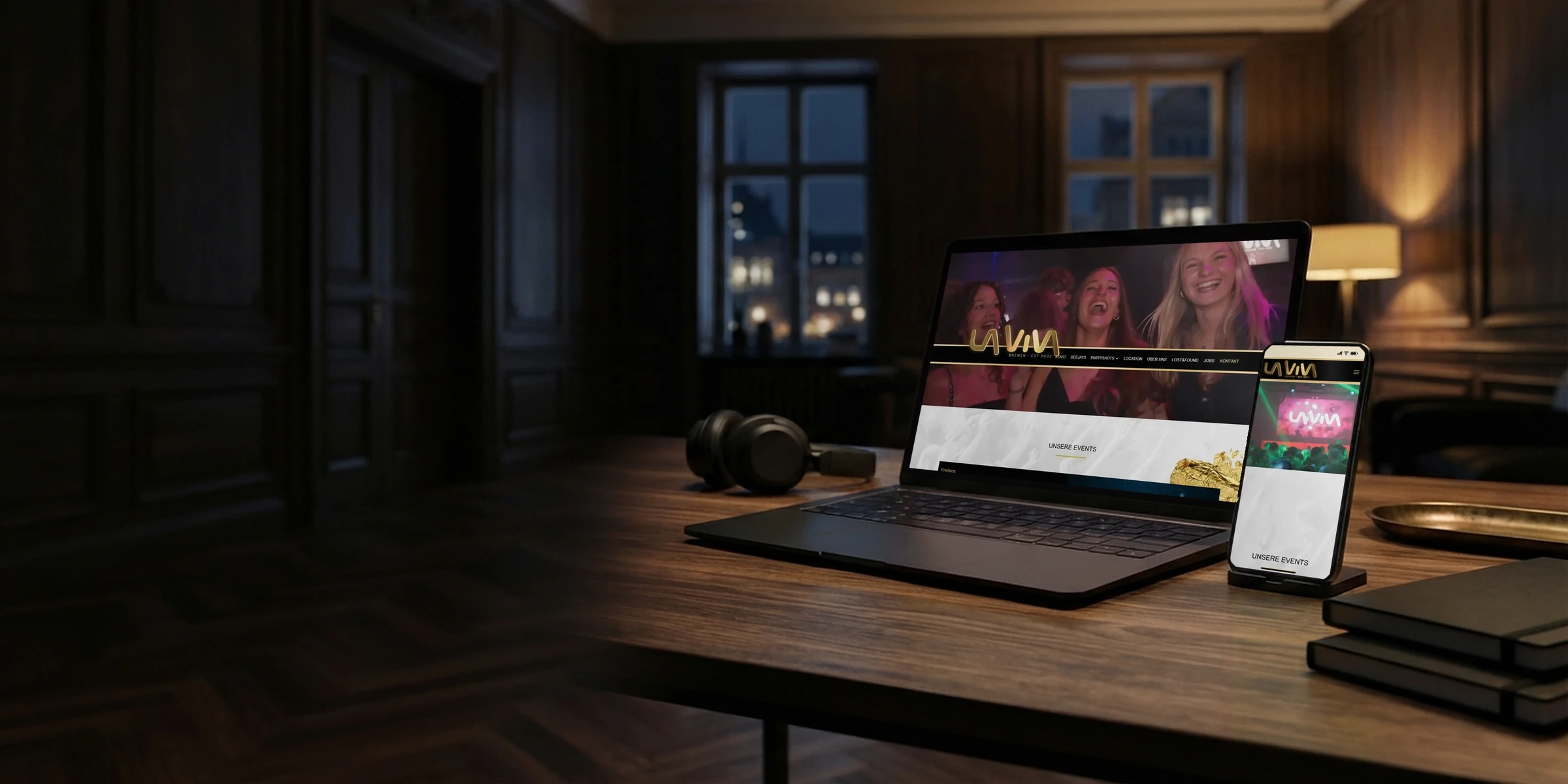 Webseite des Clubs LA VIVA auf Laptop und Handy im Bremer Altbaubüro: Webdesign Bremen