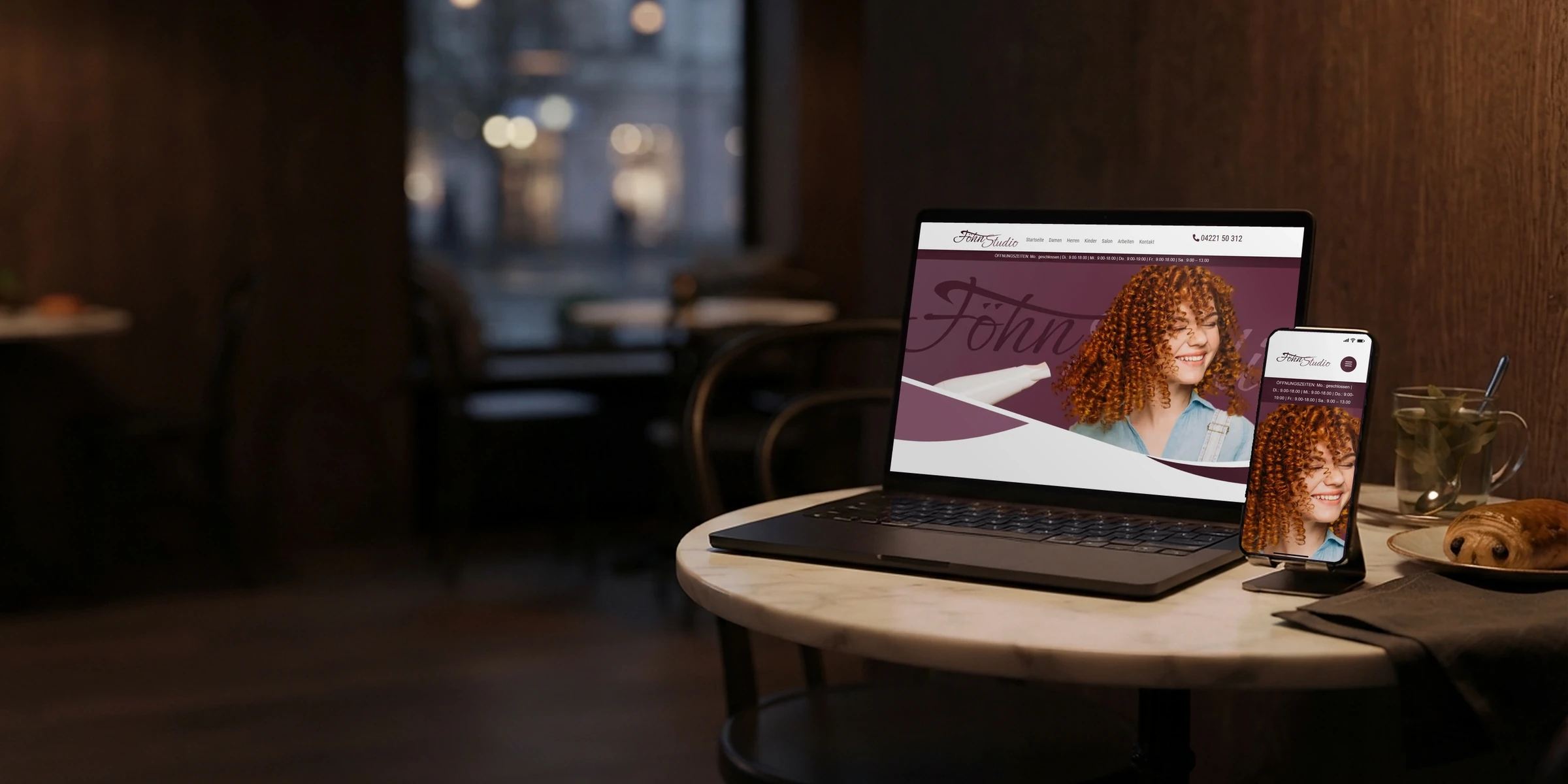 Webseite vom Föhn-Studio auf Laptop und Handy im Café: Webdesign Delmenhorst für Betriebe der Stadt