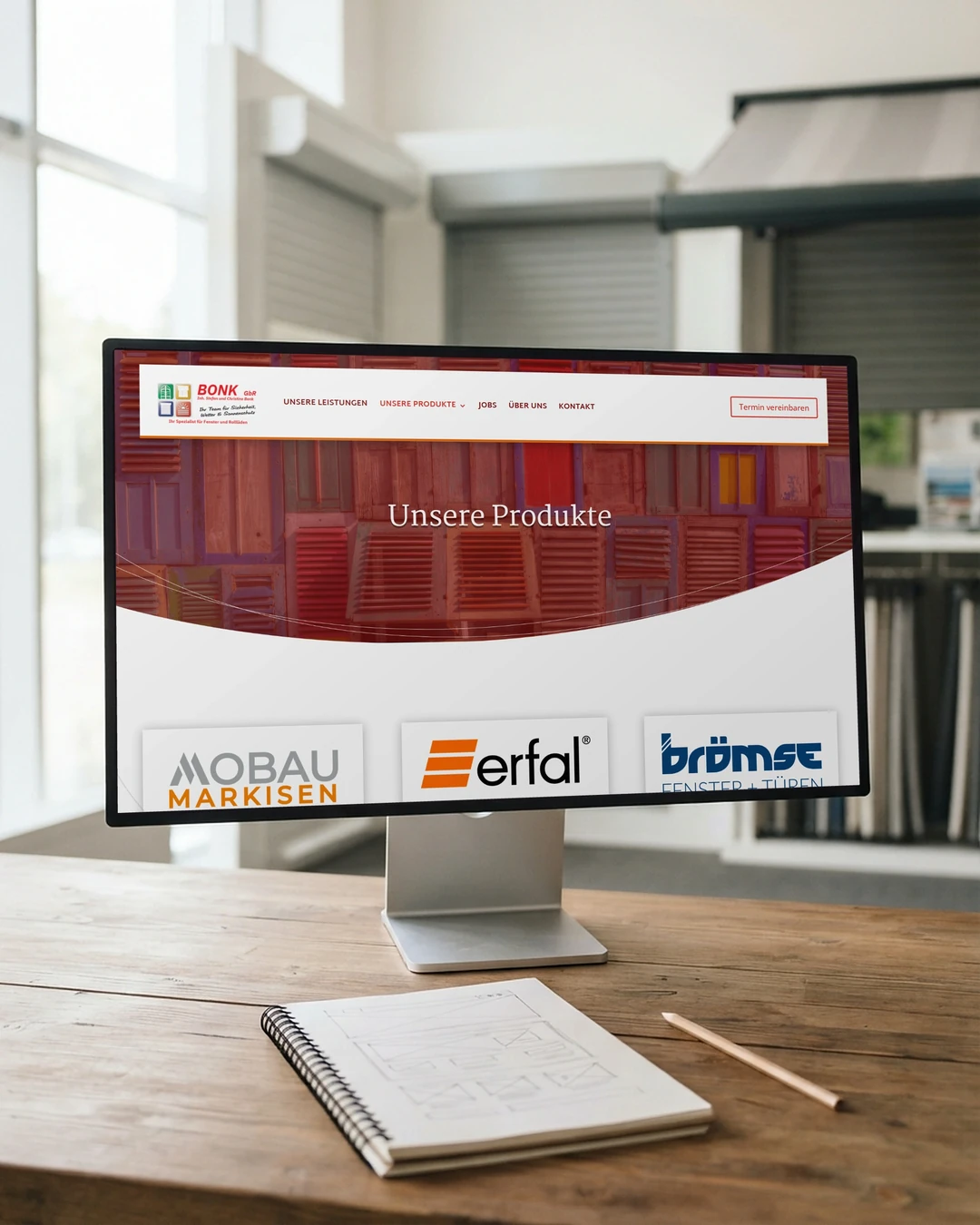Produktseite von Bonk Sonnenschutz als Entwurf am Monitor in der Ausstellung: Webseite für Elektroinstallateure