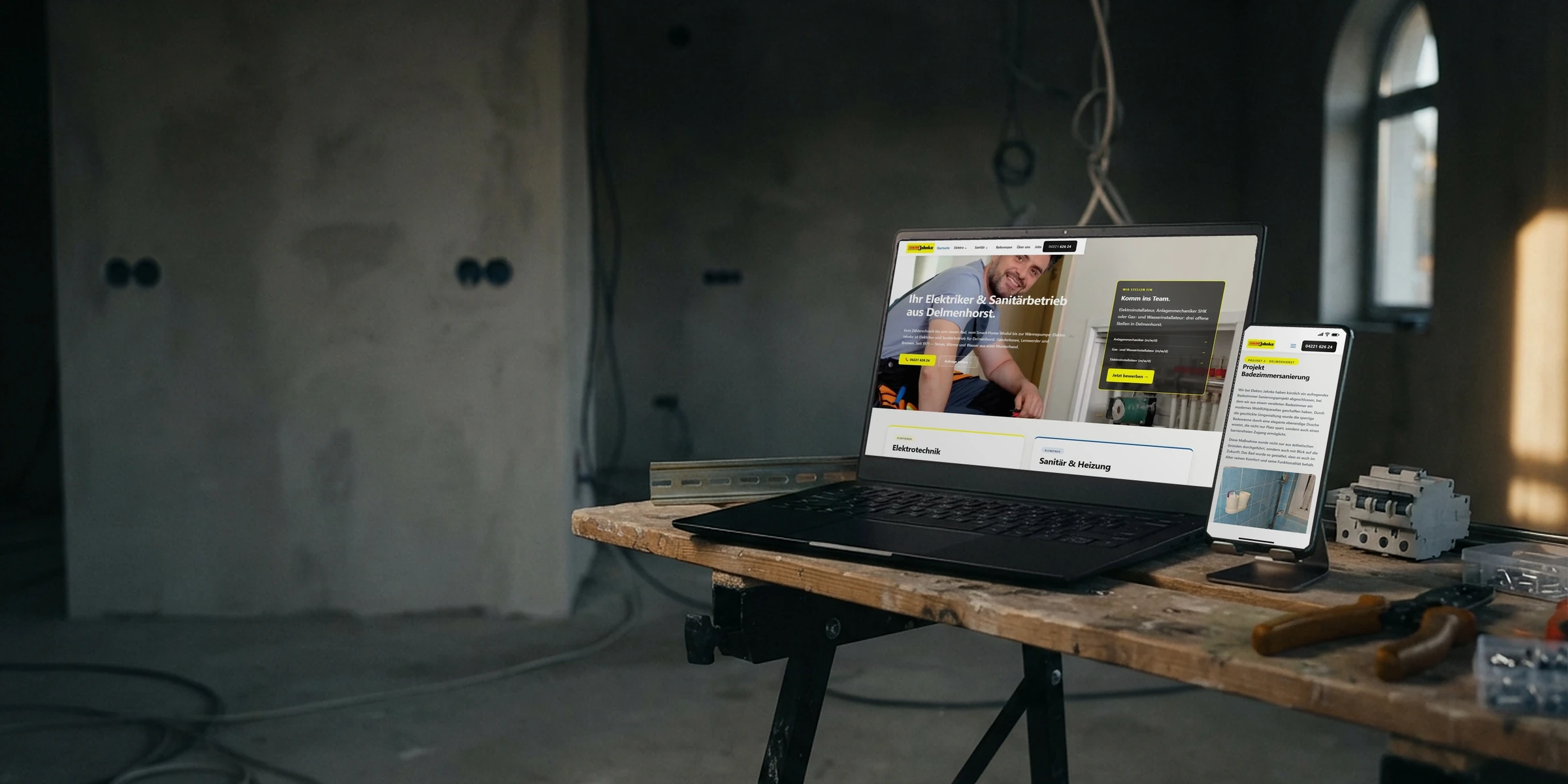 Laptop und Handy mit der Webseite eines Elektrobetriebs im Neubau: Website für Elektriker