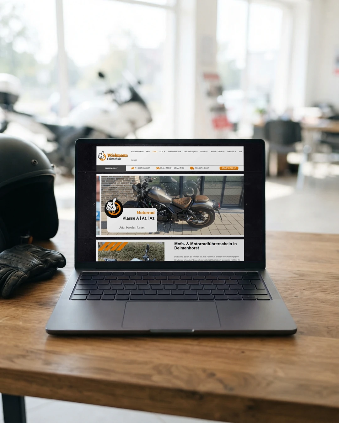 Webdesign für Fahrschulen: Seite je Führerscheinklasse Seite zum Motorradführerschein der Fahrschule Wichmann auf dem Laptop: Webdesign für Fahrschulen nach Klassen