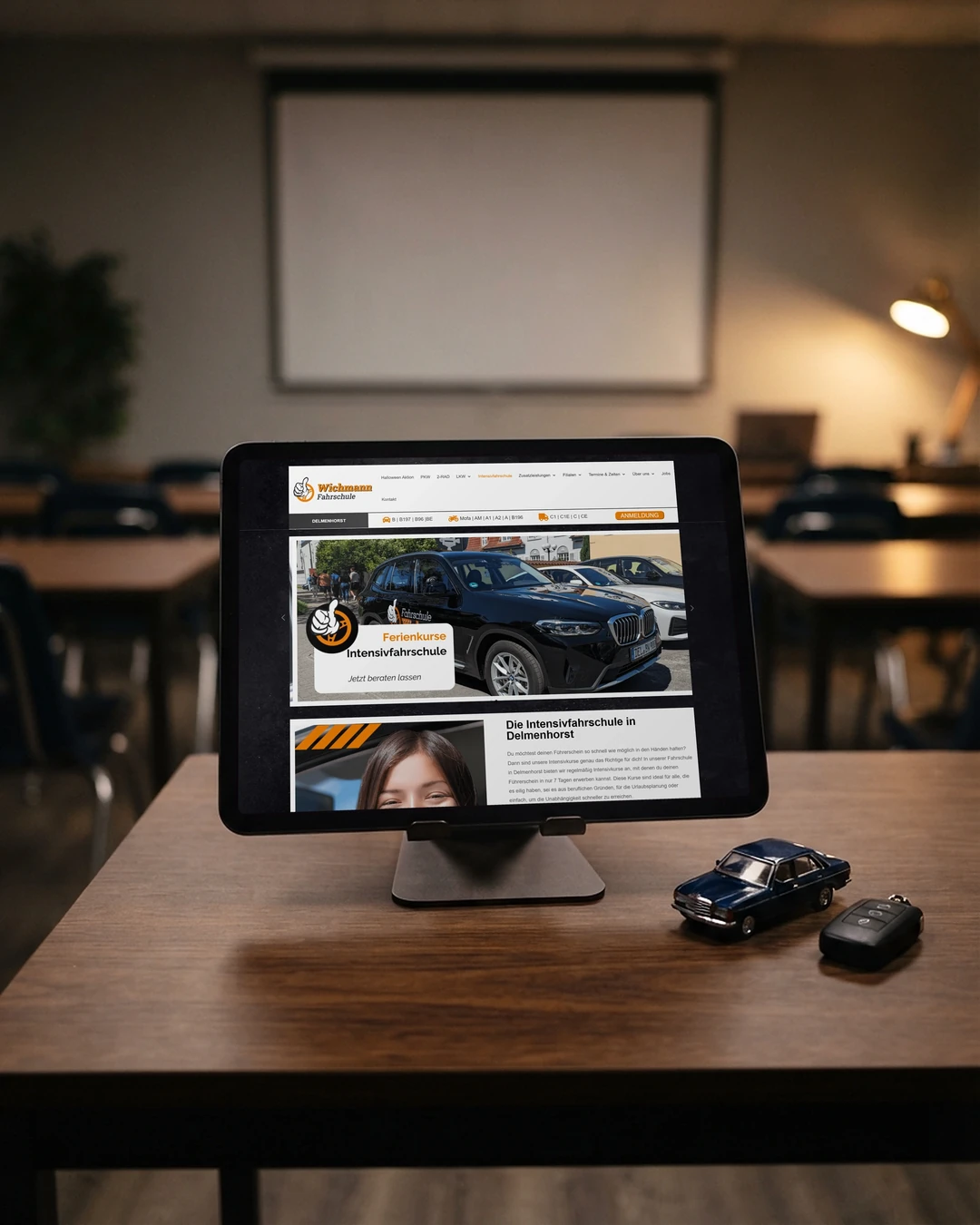 Website-Erstellung für Fahrschulen: Intensivkurs am Tablet Intensivkurs-Seite der Fahrschule Wichmann auf dem Tablet im Theorieraum: professionelle Website-Erstellung für Fahrschulen