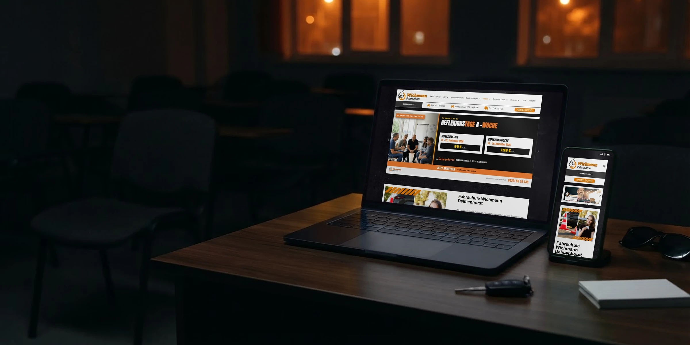 Webseite der Fahrschule Wichmann auf Laptop und Handy im Schulungsraum: Webdesign für die Fahrschule