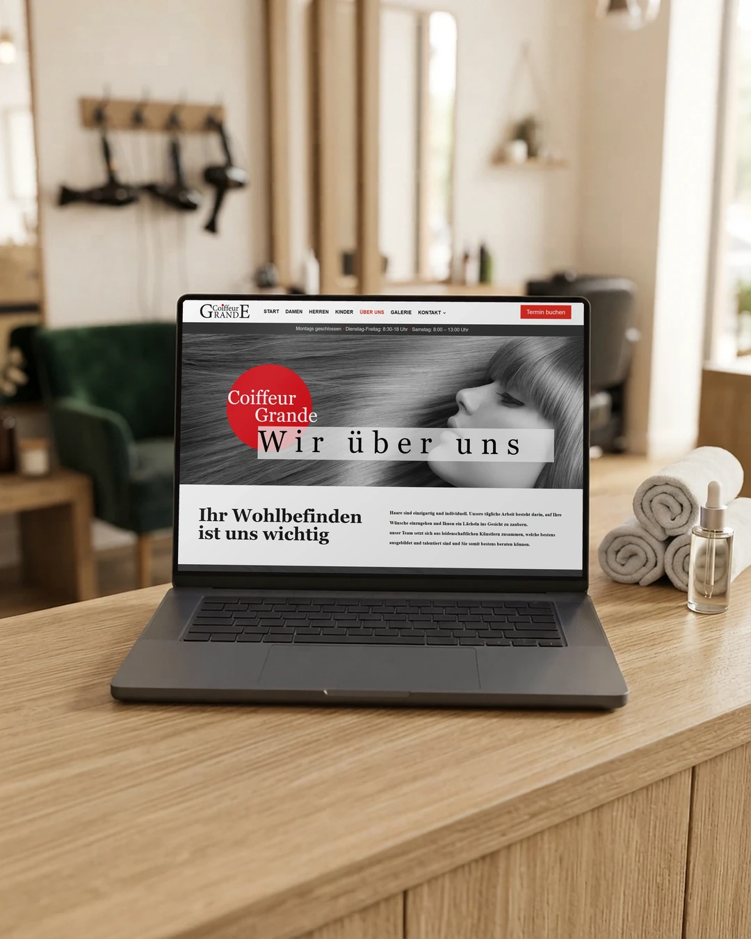 Friseur-Website: Teamseite von Friseur Grande Teamseite von Friseur Grande auf dem Laptop am Empfangstresen: Friseur-Website mit Team, Zeiten und Preisen