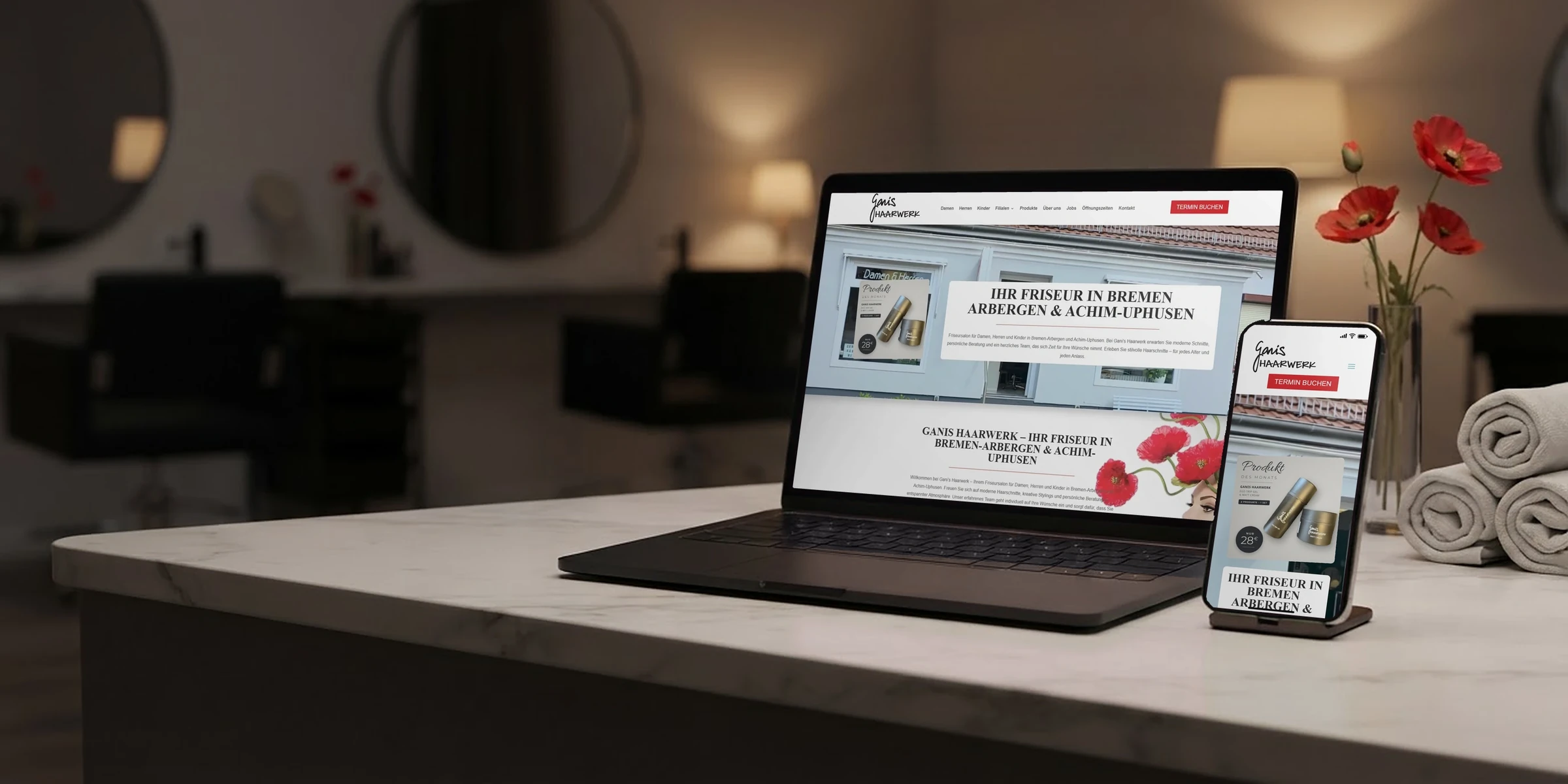Webseite von Ganis Haarwerk auf Laptop und Handy am Empfang im Salon: Webdesign für den Friseur
