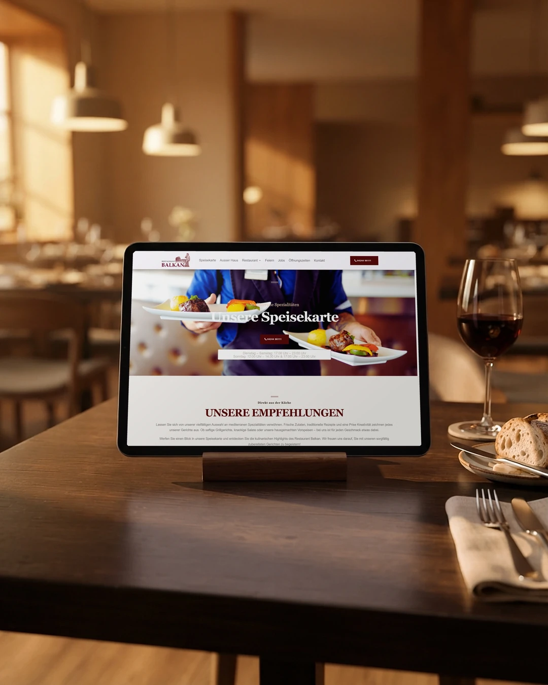 Restaurant-Website erstellen: Speisekarte als Seite Speisekarte des Balkan Restaurants auf dem Tablet am gedeckten Tisch: Restaurant-Website erstellen mit Karte als Seite