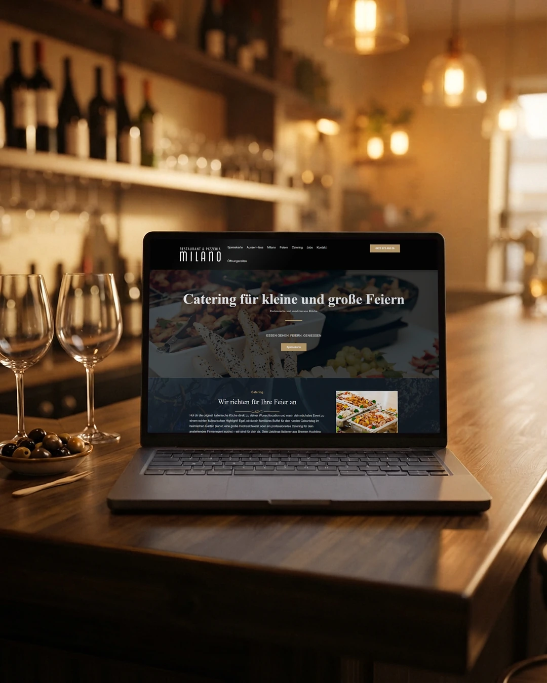 Homepage Gastronomie: Cateringseite vom Restaurant Milano Cateringseite vom Restaurant Milano auf dem Laptop am Bartresen: Homepage Gastronomie mit eigenem Weg für Catering