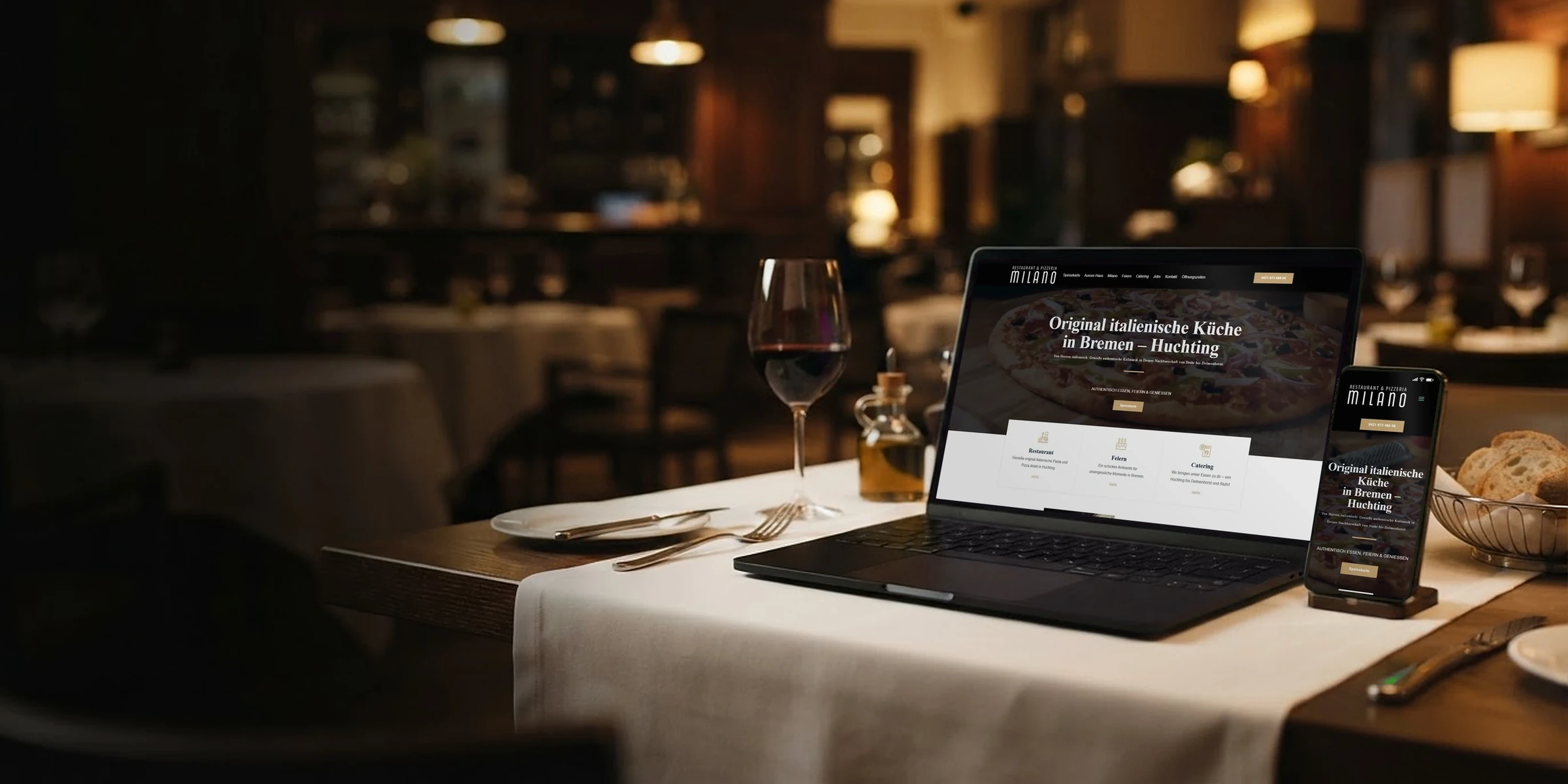 Webseite vom Restaurant Milano auf Laptop und Handy am gedeckten Tisch: Webdesign für die Gastronomie