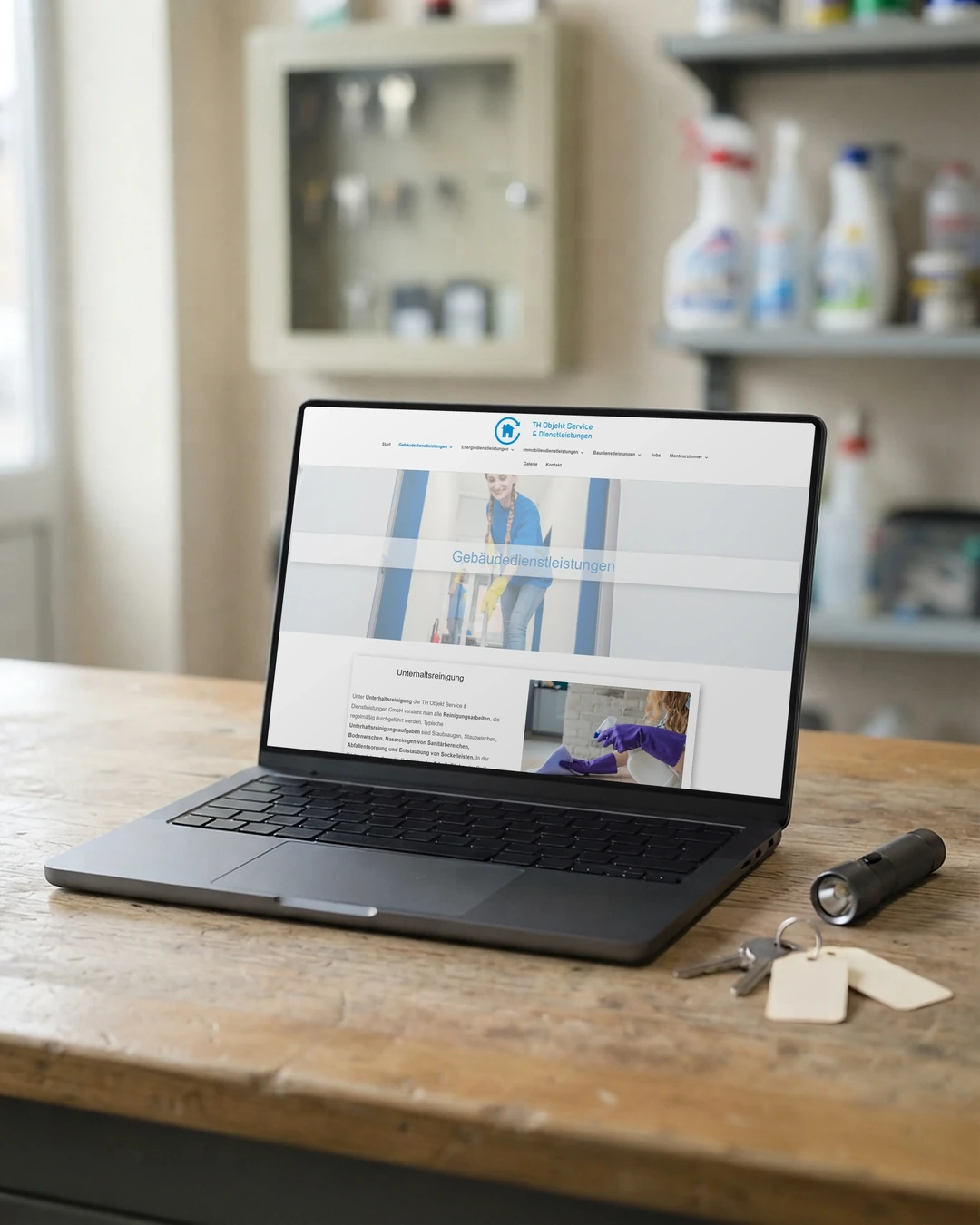Webdesign für Reinigungsbetriebe: Gebäudedienstleistungen Seite Gebäudedienstleistungen von TH Objekt Service auf dem Laptop im Büro: Webdesign für Reinigungsbetriebe