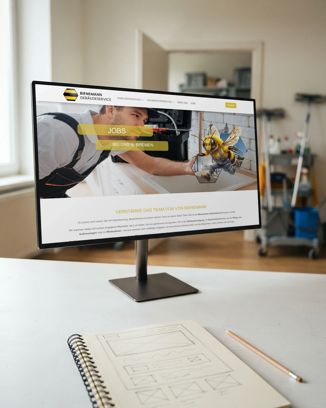 Webdesign Gebäudereinigung: Entwurf am Monitor Stellenseite von Bienemann Gebäudeservice als Entwurf am Monitor im Büro: Webdesign für die Gebäudereinigung