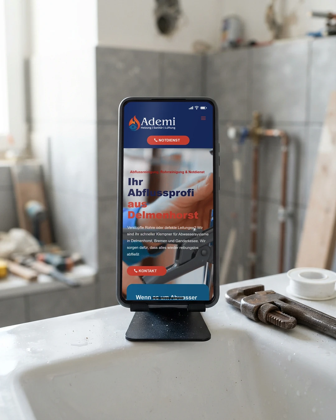 Handwerker-Website erstellen lassen: Notdienst am Handy Notdienst-Seite von Ademi Sanitär am Handy im Bad im Umbau: Handwerker-Website erstellen lassen mit Notdienst