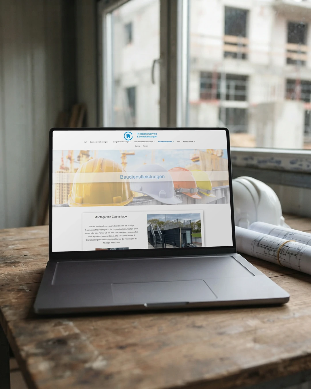 Webdesign für Bauunternehmen: Baudienstleistungen am Laptop Seite Baudienstleistungen von TH Objekt Service auf dem Laptop im Baucontainer: Webdesign für Bauunternehmen