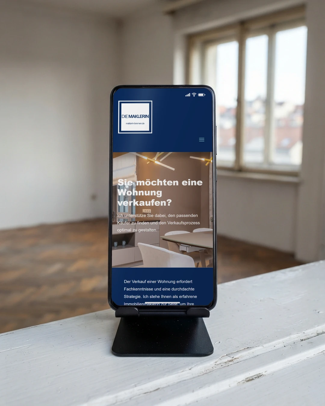 Website für Maklerbüros: Wohnung verkaufen am Handy Seite Wohnung verkaufen der MAKLERIN am Handy in einer leeren Altbauwohnung: Website für Maklerbüros