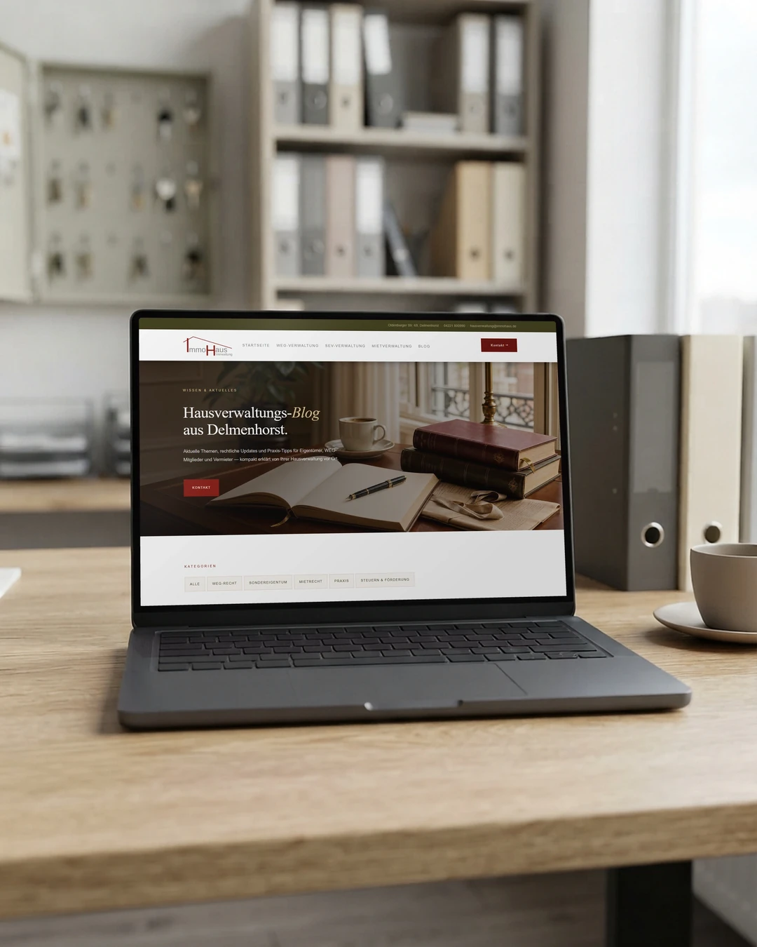 Immobilienmakler-Website erstellen lassen: Blog am Laptop Blog von Immo Haus auf dem Laptop in der Hausverwaltung: Immobilienmakler-Website erstellen lassen mit Beiträgen
