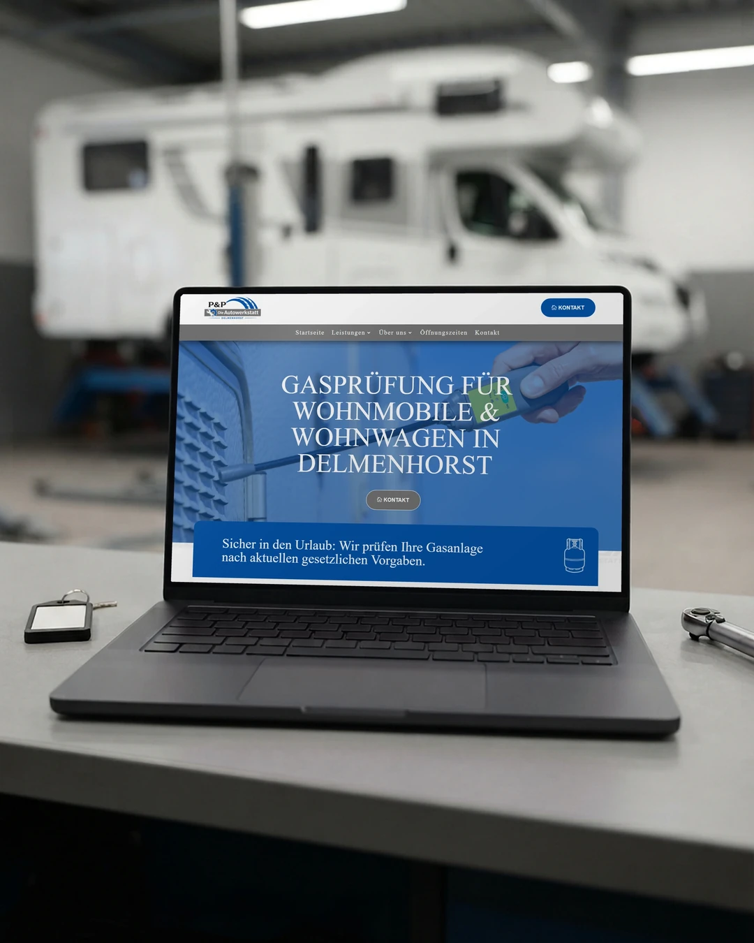 Seite zur Gasprüfung für Wohnmobile von P & P auf dem Laptop am Werkstatttresen: Werkstatt-Website erstellen