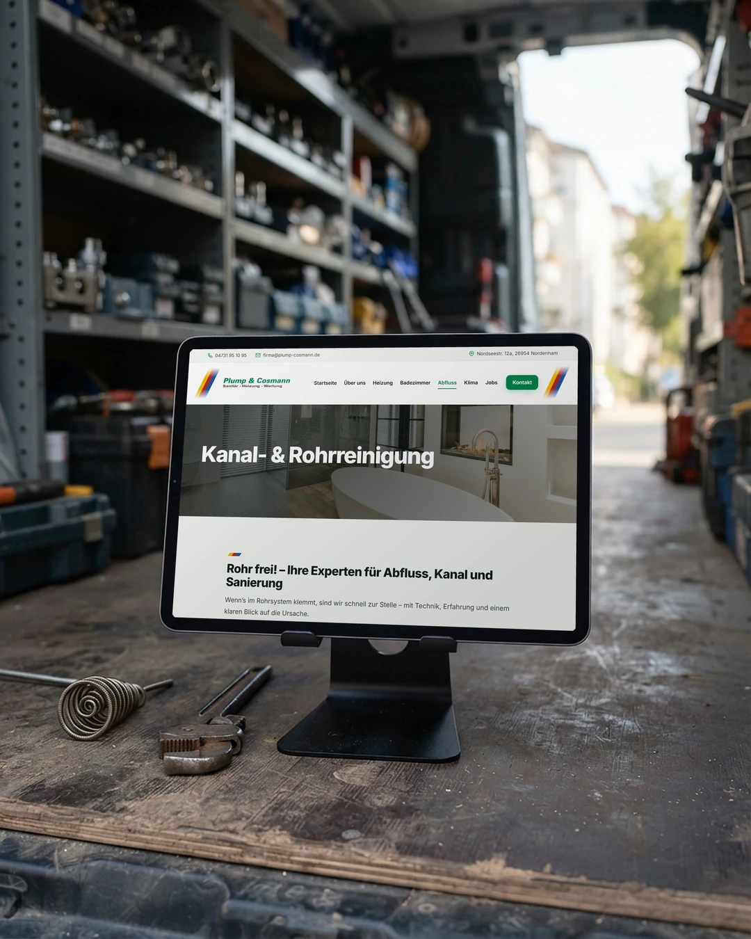Webseite für Handwerk und Industrie: Notdienst am Tablet Seite Rohrreinigung von Plump & Cosmann auf dem Tablet im Werkstattwagen: Webseite für Handwerk und Industrie