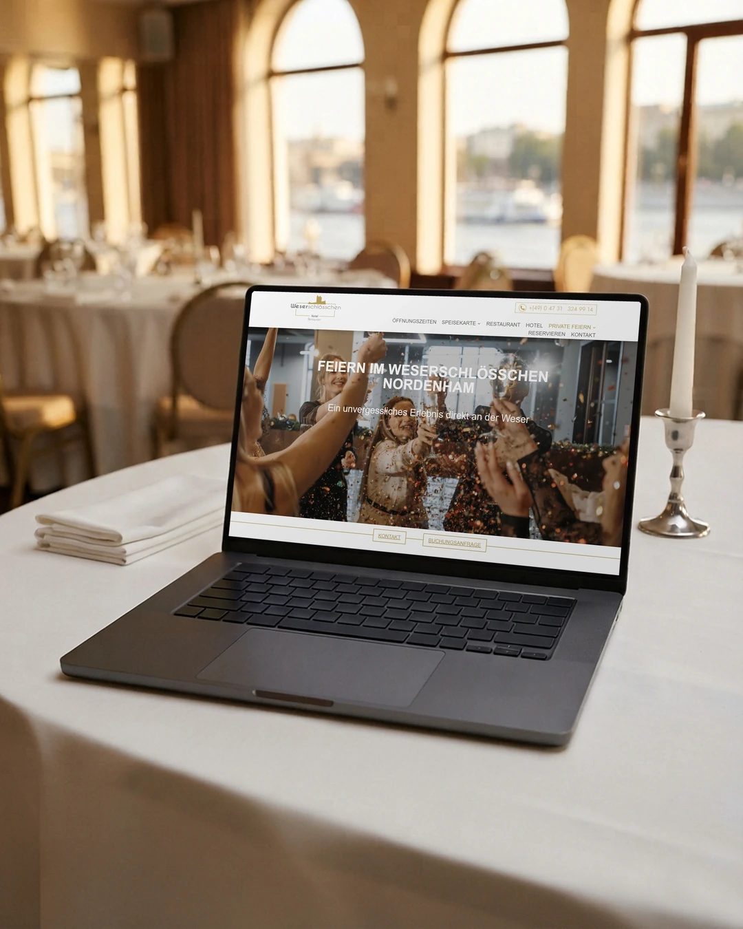 Homepage erstellen lassen: Private Feiern am Laptop Seite Private Feiern vom Weserschlösschen auf dem Laptop im Festsaal: Homepage erstellen lassen mit Pflege